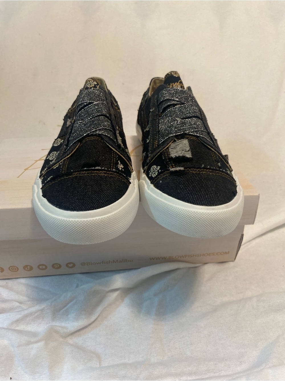 Blowfish Malibu Marley Black Denim Patterned Distressed Metallic Slip-Ons 7.5 - Picture 6 of 10